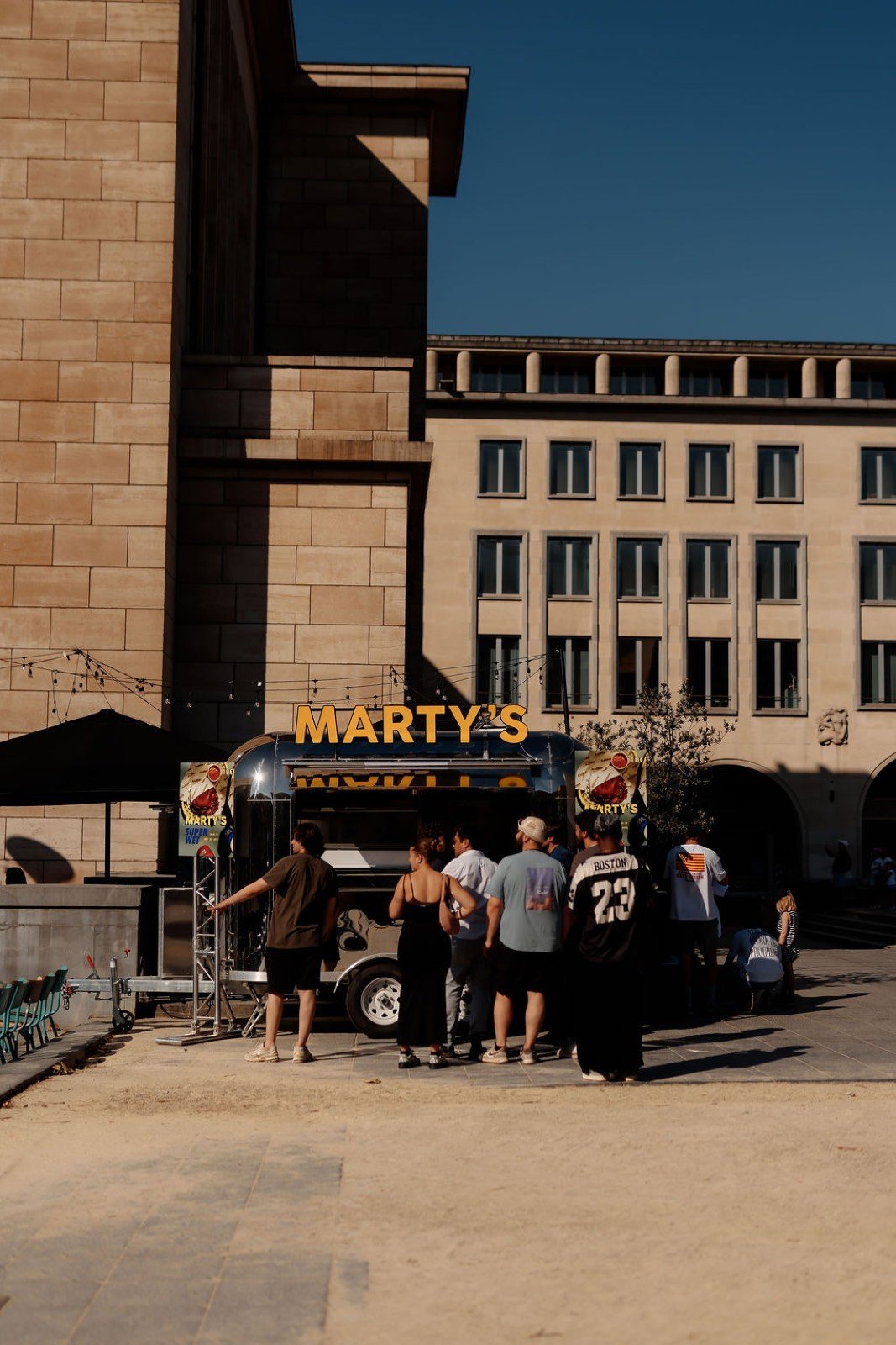 File de clients devant le food truck Marty's lors d'un événement au Mont des Arts à Bruxelles