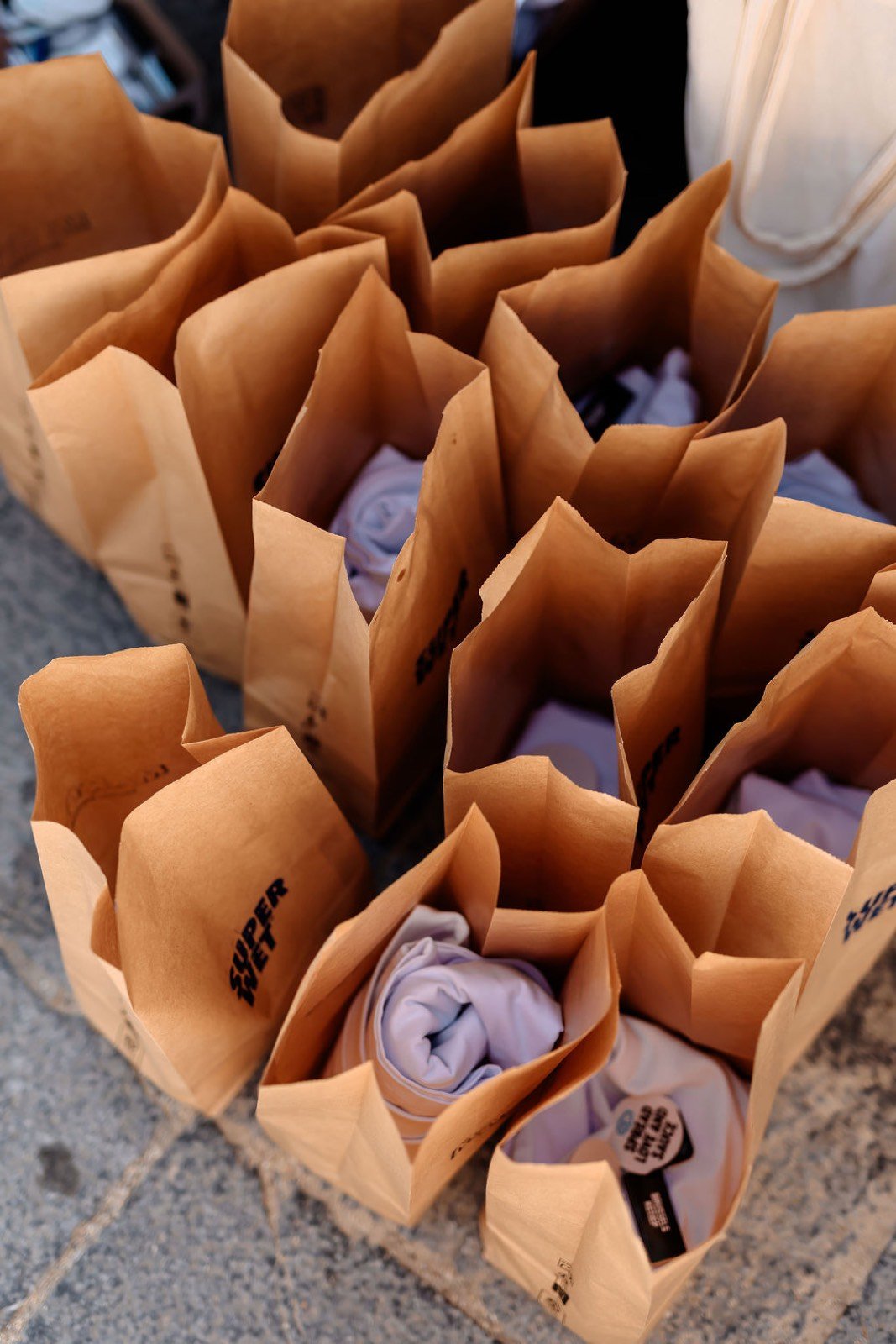 Goodie bags en papier kraft Super Wet distribués par Marty's lors de l'événement à Bruxelles
